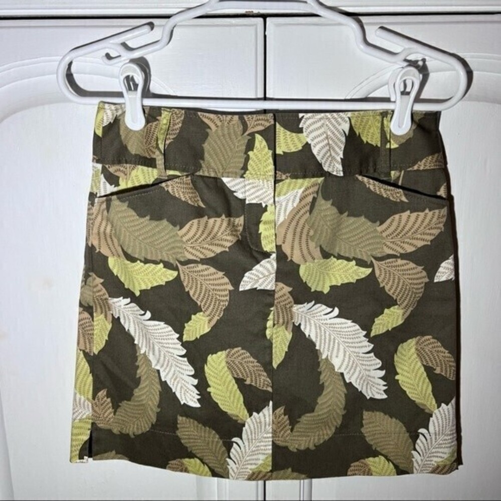LOFT Women’s Mini Skirt with pockets, Size 2P, Brown Green Leaf‎ Pattern